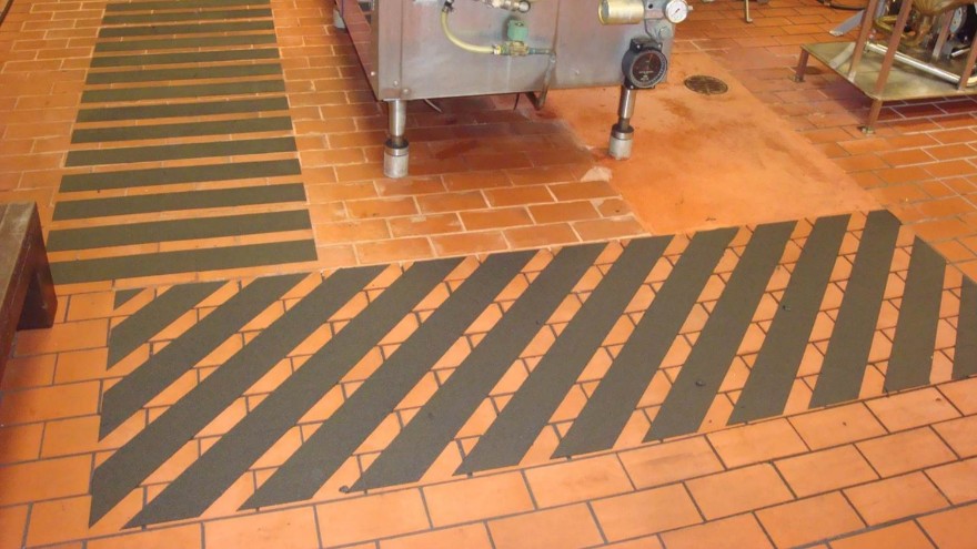 午夜福利影片，廚房地麵防滑的巧妙用法