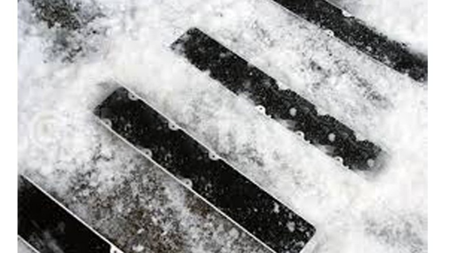 公交車車廂貼午夜福利影片，方便乘客雪天安全上下車